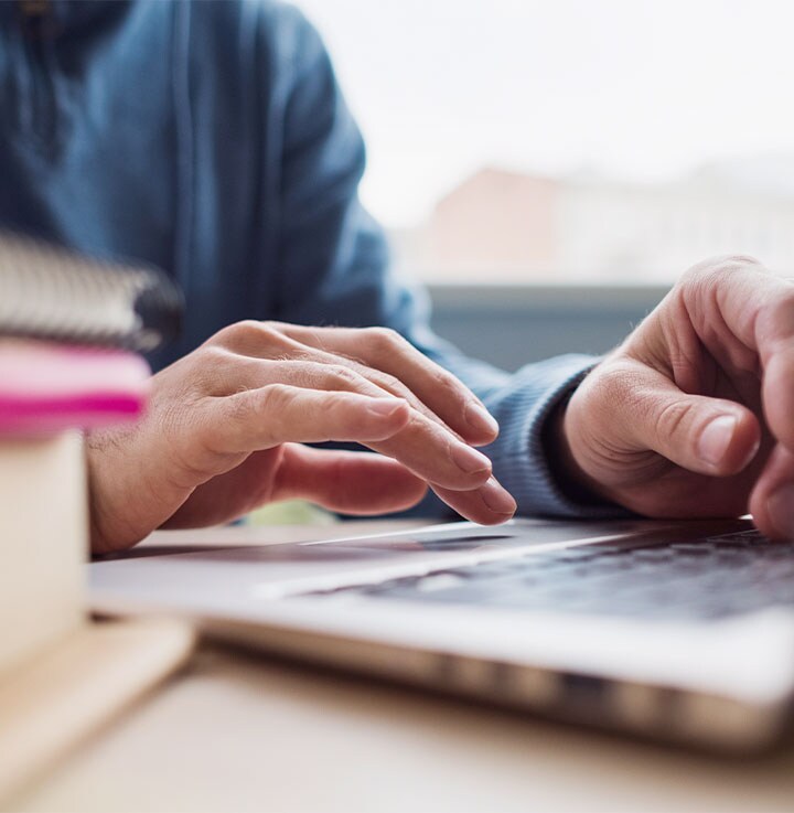 Person som skriver på datamaskinen