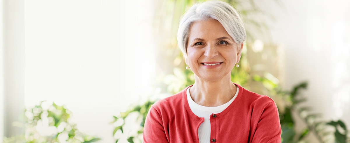 den eldre kvinnen smiler 